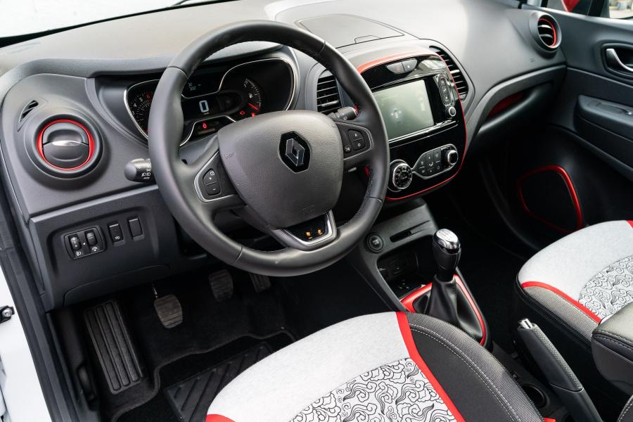 Интерьер Renault Captur Tokyo Edition 2018 года  (фото 18 из 38)